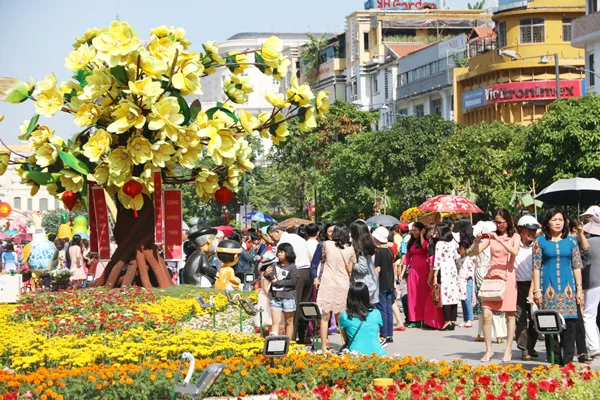 Người dân TPHCM hân hoan du xuân đầu năm